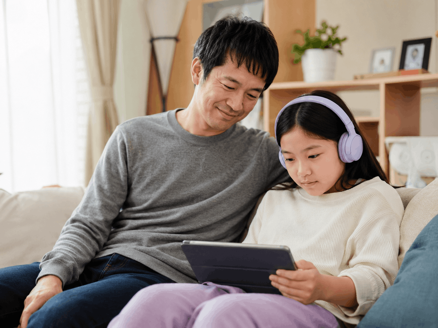 Neurodiverse family receiving everyday autism caregiver support at home